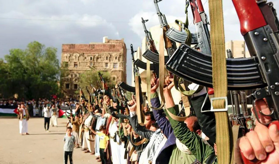 Tensions Escalate: Houthis Discuss Joint Oil Route Blockade Plan with Iran