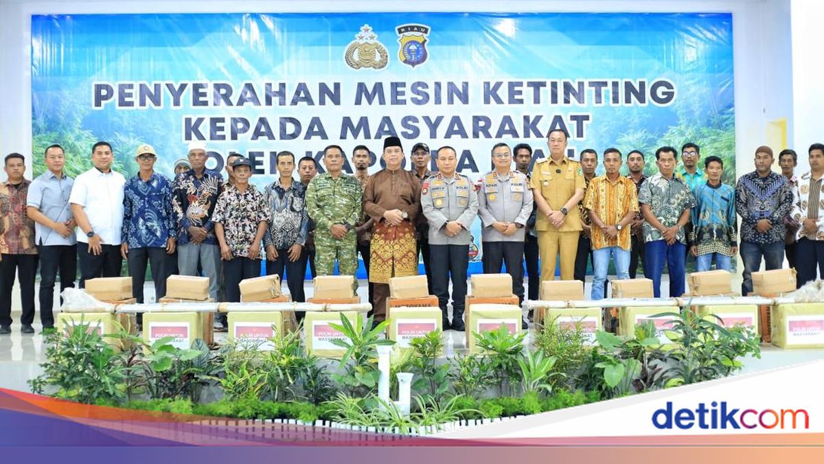 Supporting Coastal Economy, Riau Police Chief Hands Over 20 Outboard Engines to Meranti Fishermen