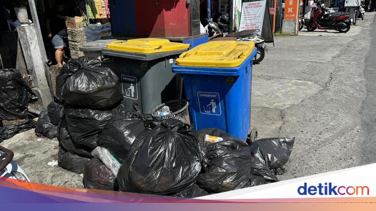 Rubbish Piles Up in Denpasar, Residents Confused by Information
