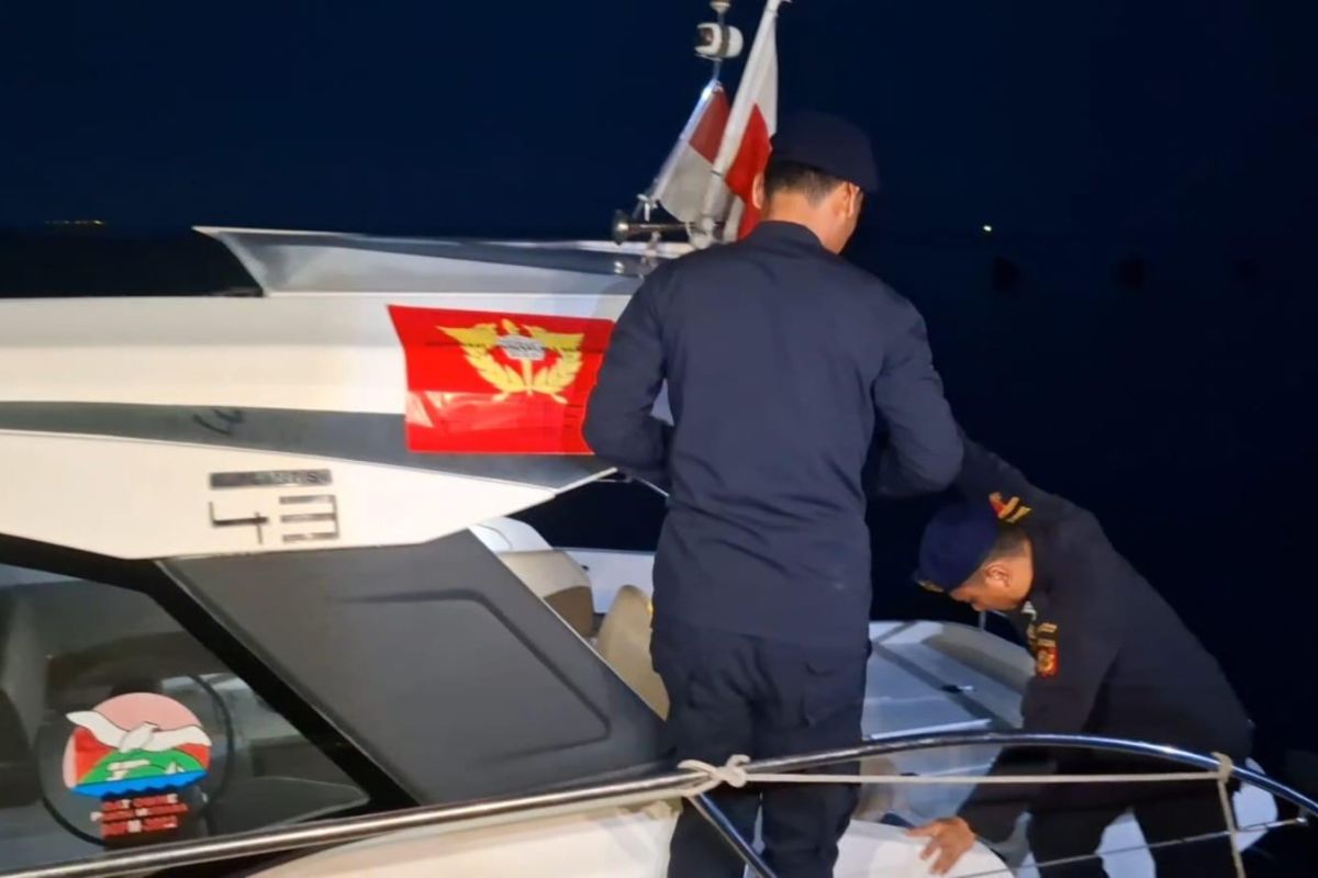 Customs and Tax Authorities Seal Several Foreign-Flag Tourist Vessels