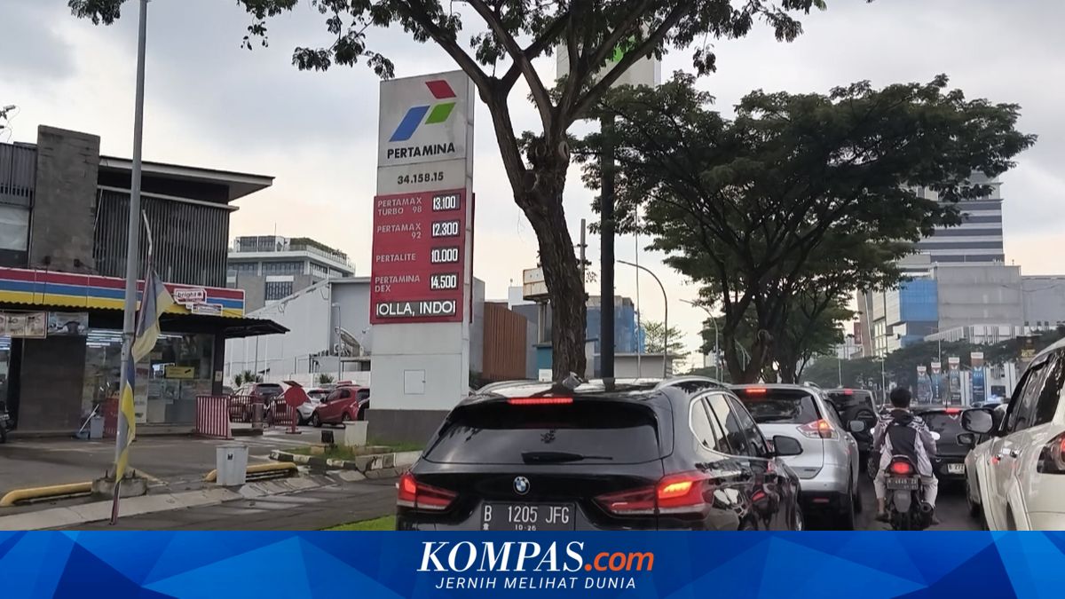 Rumours of Fuel Price Hike Lead to Long Queues of Vehicles at Gading Serpong Petrol Station
