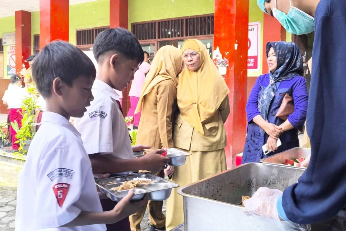 Bandar Lampung Police Serve 5,400 Beneficiaries of Free Nutritious Meals Programme