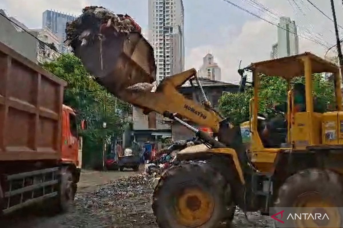West Jakarta Environmental Agency Clears Rubbish Piles Around Kopro Market