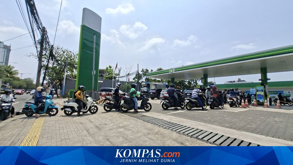 Fuel Price Hike Rumours Cause Queues at Private Petrol Stations in West Jakarta to Spill onto Streets