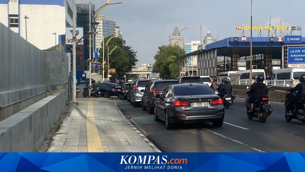 Fuel Price Hike Rumours Cause Queues at South Jakarta Petrol Stations, Disrupting Traffic