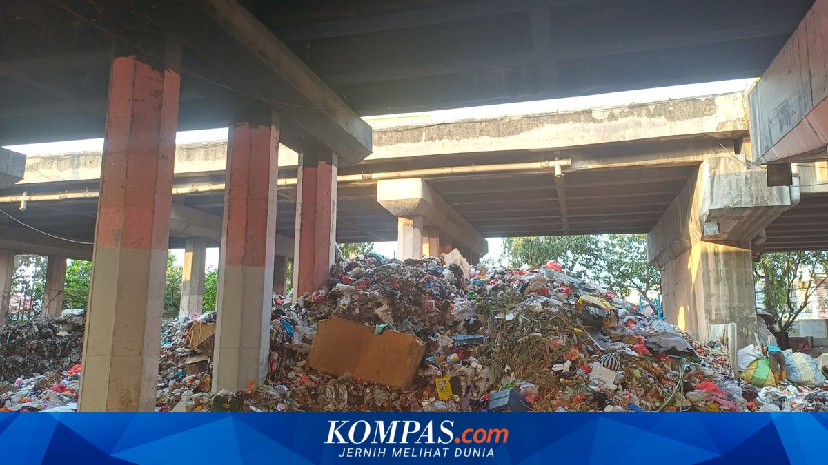 Rubbish Under Tanjung Priok Toll Road Piles Up Again, Despite Recent Clean-Up Before Ramadan