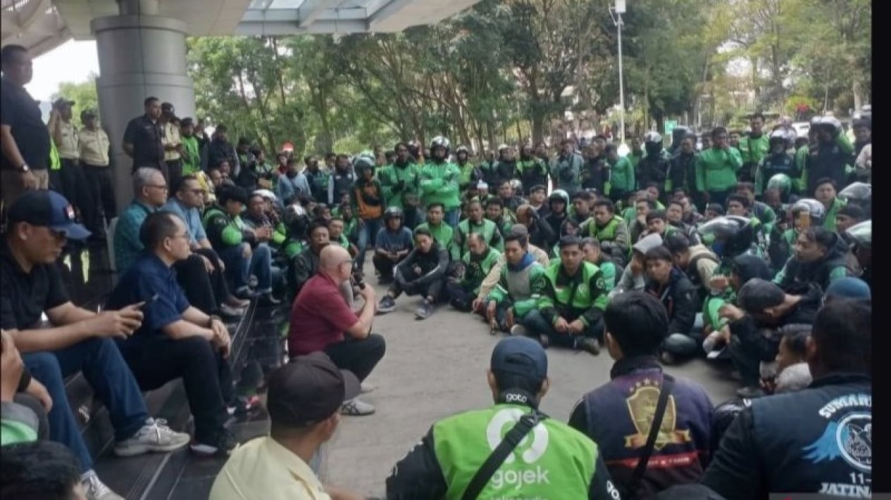 Online Motorcycle Taxi Drivers Storm Unpad Campus Over QR Code Entry Gate System