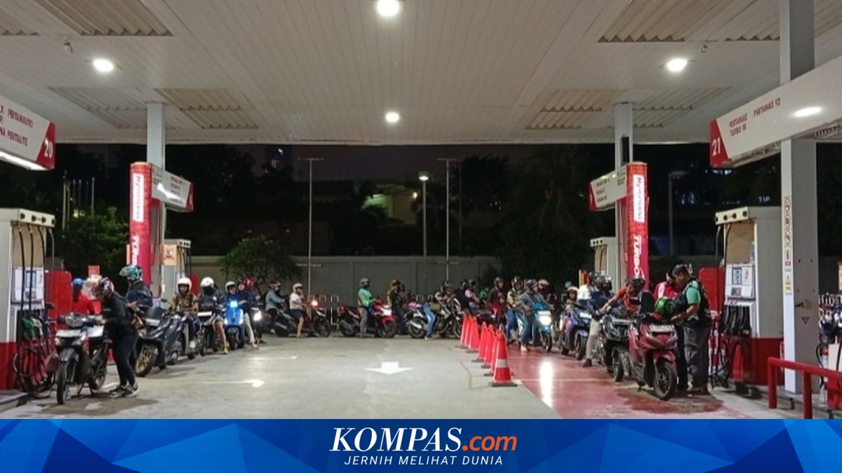 Fuel Prices Unchanged, Queues for Pertamax Purchases Still Line Up at Abdul Muis Petrol Station