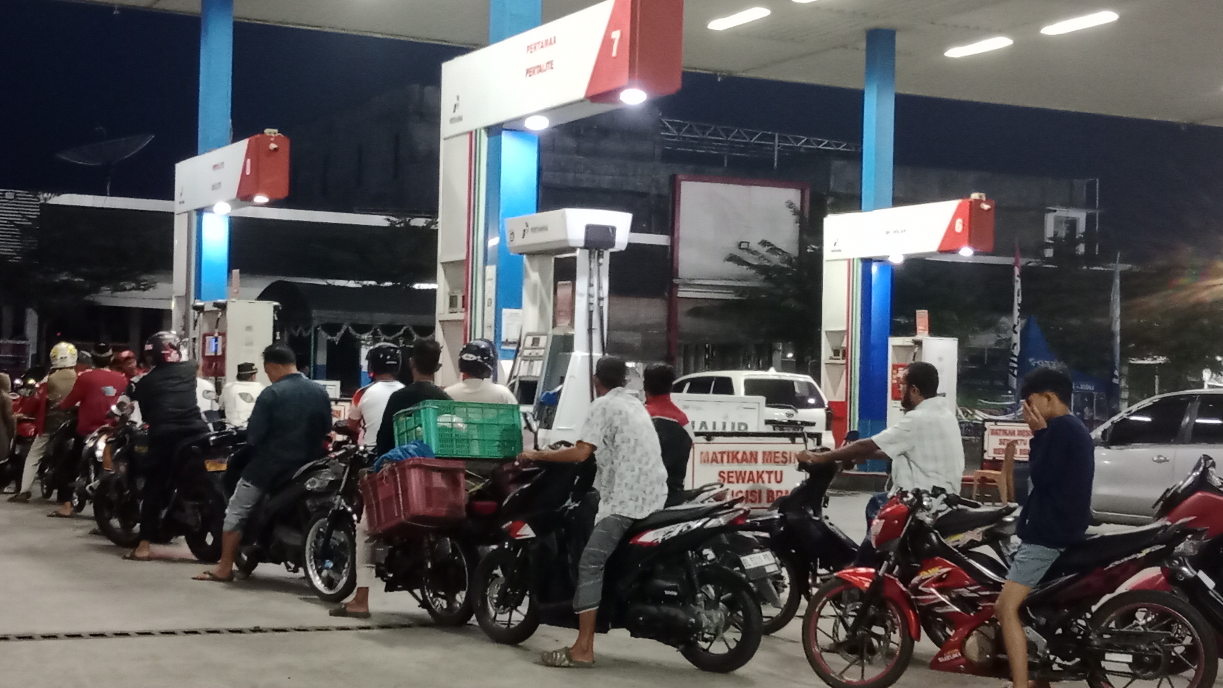 Fuel Price Hike Rumours Lead to Long Queues at Petrol Stations in Kupang City