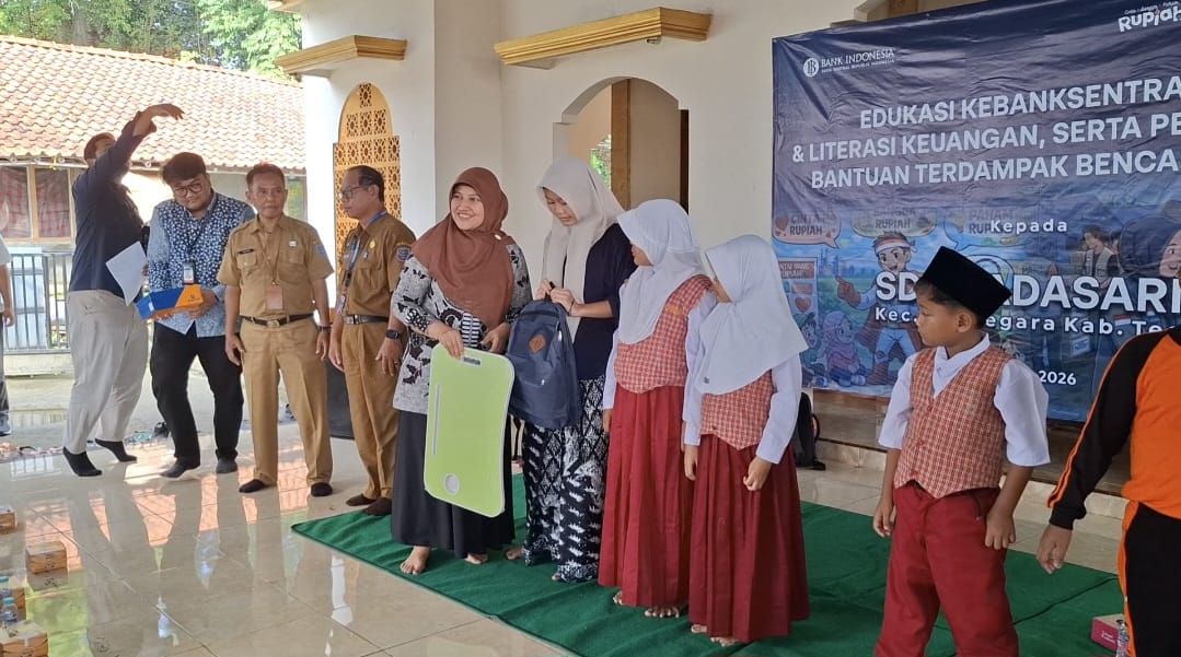 BI Tegal Educates Children Affected by Land Movement on Loving, Being Proud of, and Understanding the Rupiah