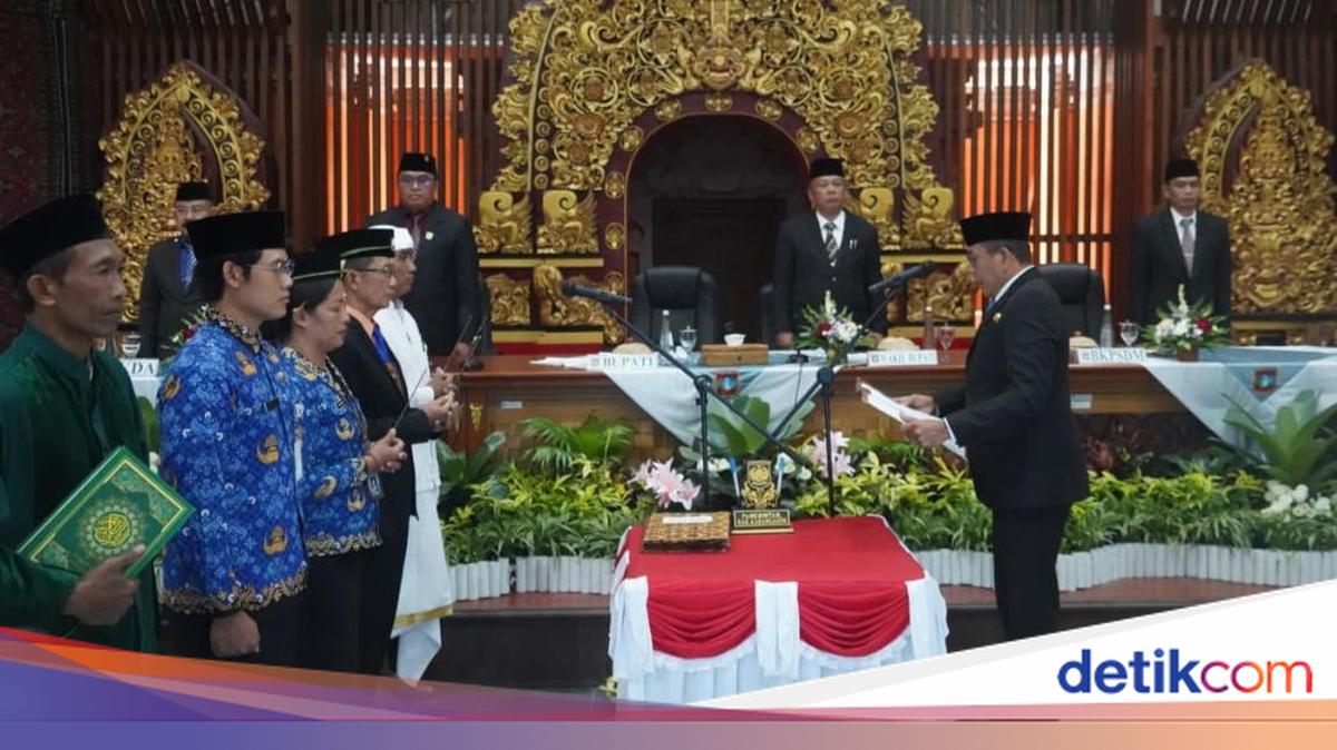 Gus Par Transfers 65 Officials in Karangasem Regency