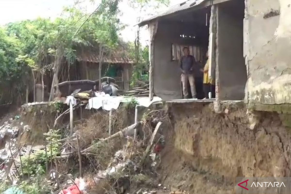 Four Residents' Houses Along Cikarang River in Bekasi Eroded by Landslide