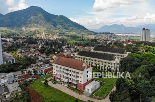 Unpad Bandung Protested by Ride-Hailing Drivers Over Gate Relocation Too Far Away, Fares Remain the Same