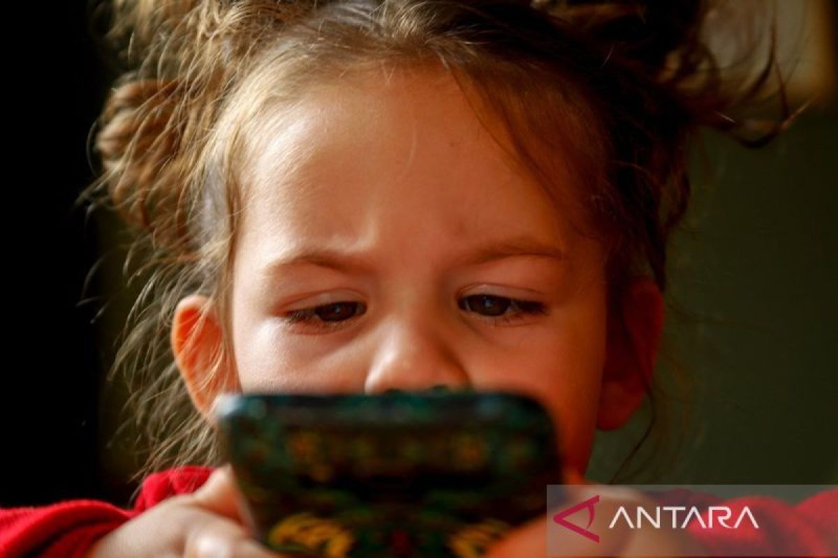 Children can collaborate to create creative content using parents' social media accounts