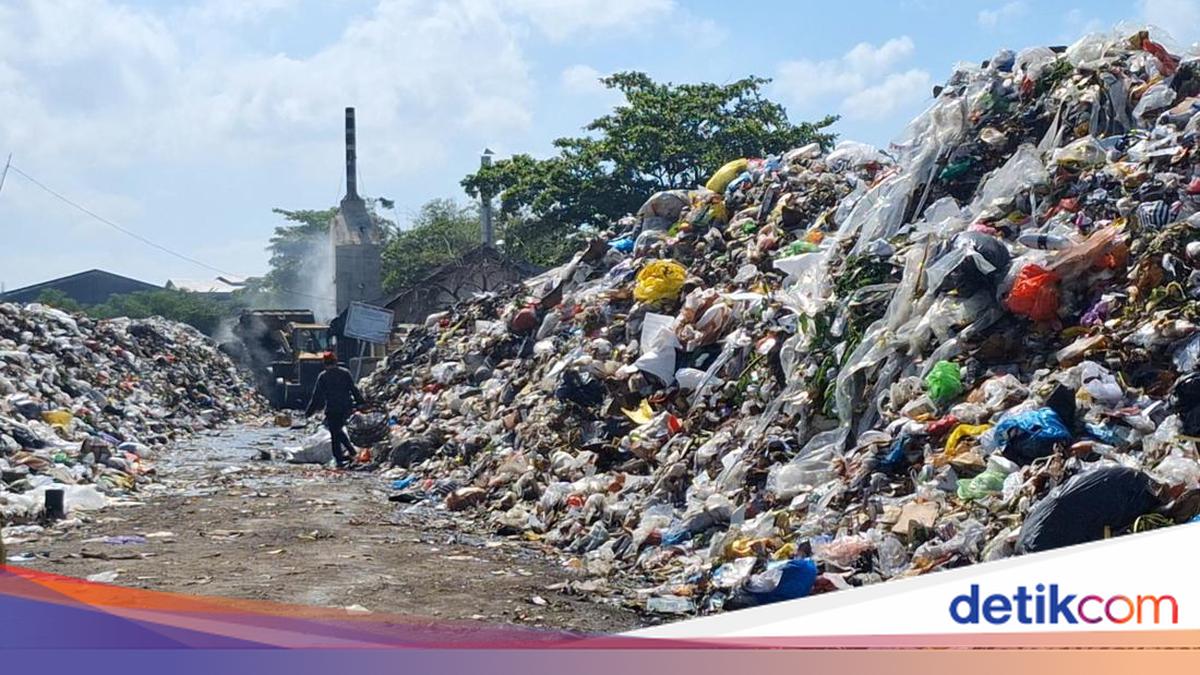 Mataram Environmental Agency Overwhelmed in Hauling Rubbish from Sandubaya TPS Due to Limited Fleet