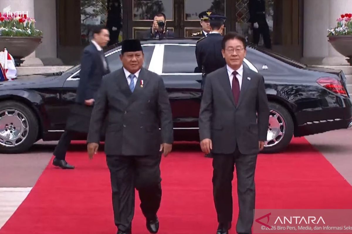 Prabowo Welcomed by South Korean President Lee Jae Myung at the Blue House