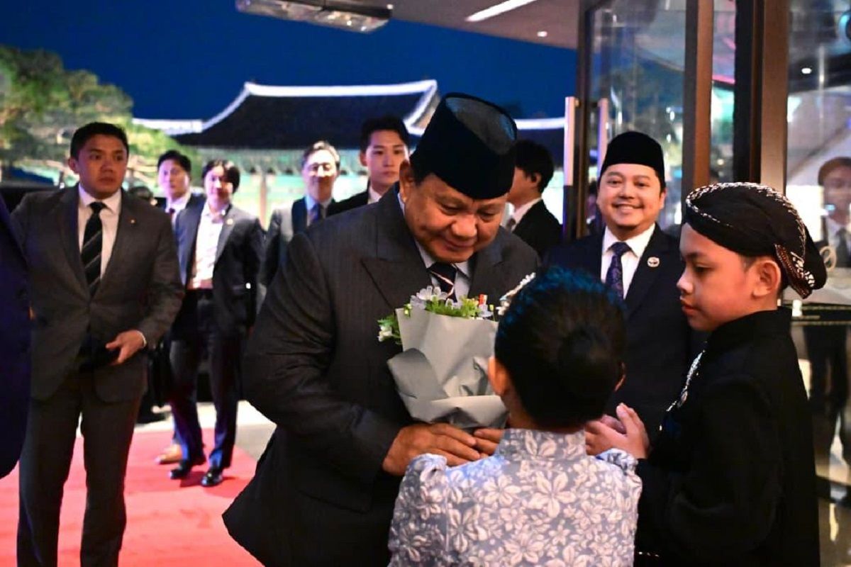 President Prabowo warmly welcomed by Indonesian children in Seoul