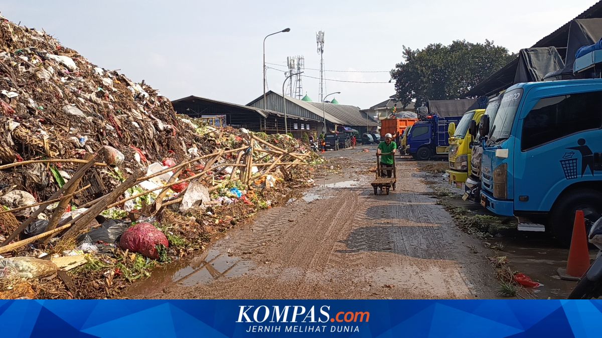 Pramono Claims Jakarta's Waste Has Been Managed, Yet Piles Remain at Kramat Jati Main Market