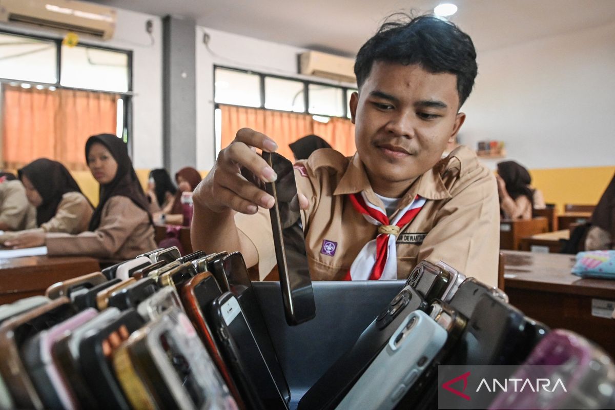 Digital discipline implemented! Students at SMAN 112 Jakarta must store gadgets during class hours