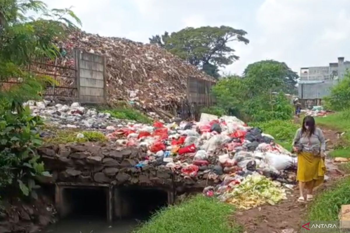 Rubbish from Kramat Jati TPS overflows into river, residents fear flooding