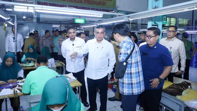 Moments from Labour Minister's Surprise Inspection of Company Instalment THR Payments in Semarang