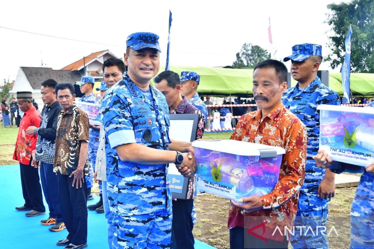 Indonesian Air Force Distributes Basic Necessities to Ease Burden on Landslide Victims in Cisarua