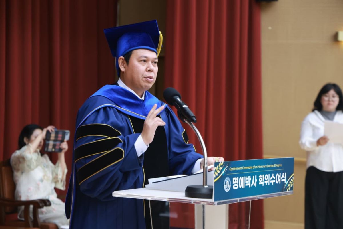 Sultan B Najamudin Receives Honorary Doctorate from KMOU