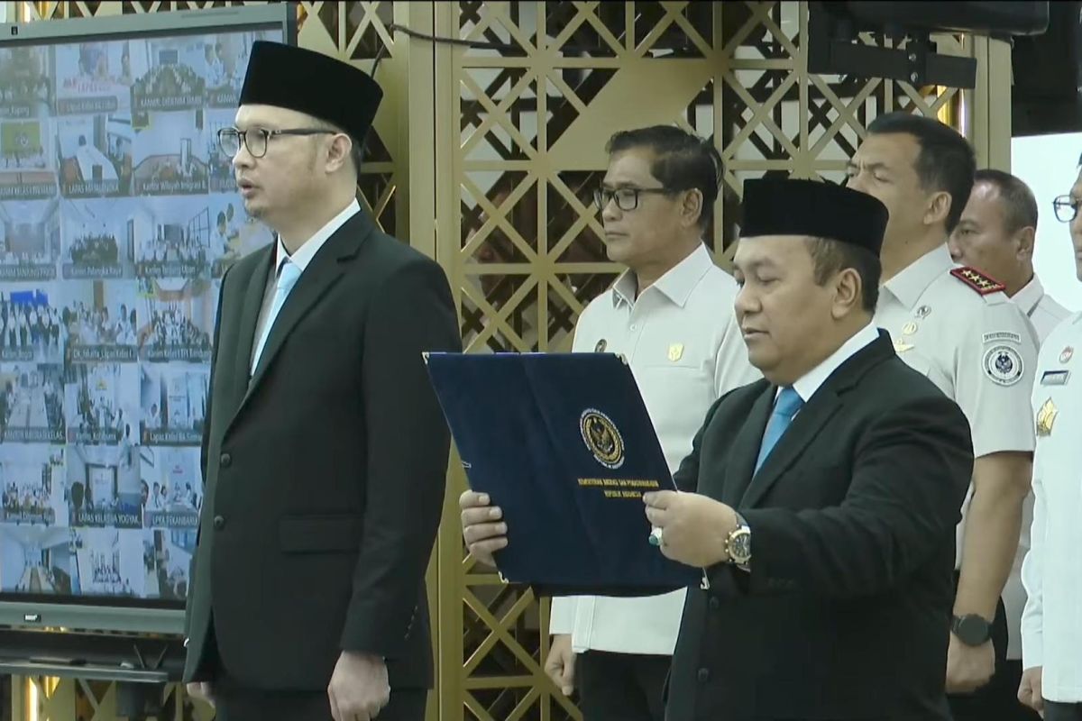 Minister of Immigration and Community Affairs officially inaugurates Hendarsam Marantoko as Director General of Immigration
