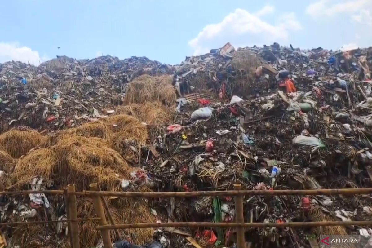 Pasar Jaya deploys 33 rubbish trucks to handle waste mountain at Kramat Jati Main Market