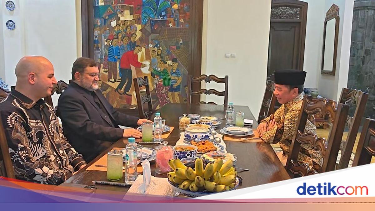 Iranian Ambassador Meets Jokowi in Solo, Served Lontong Sayur and Nasi Goreng