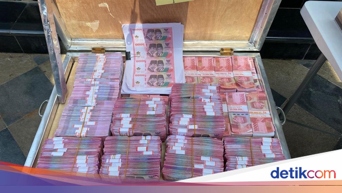 Appearance of Fake Money in One Crate Seized by Police from Counterfeit Dealer in Bogor