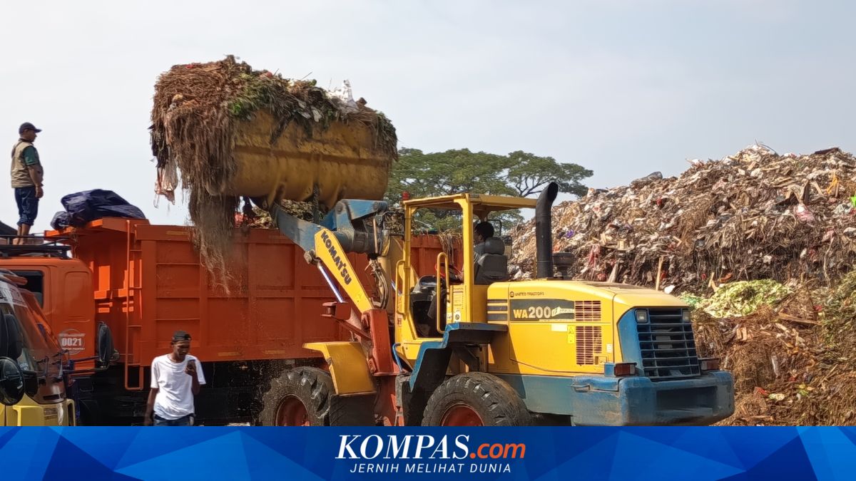 Mounting Rubbish Piles at Kramat Jati Main Market, Traders Worry Over Declining Turnover