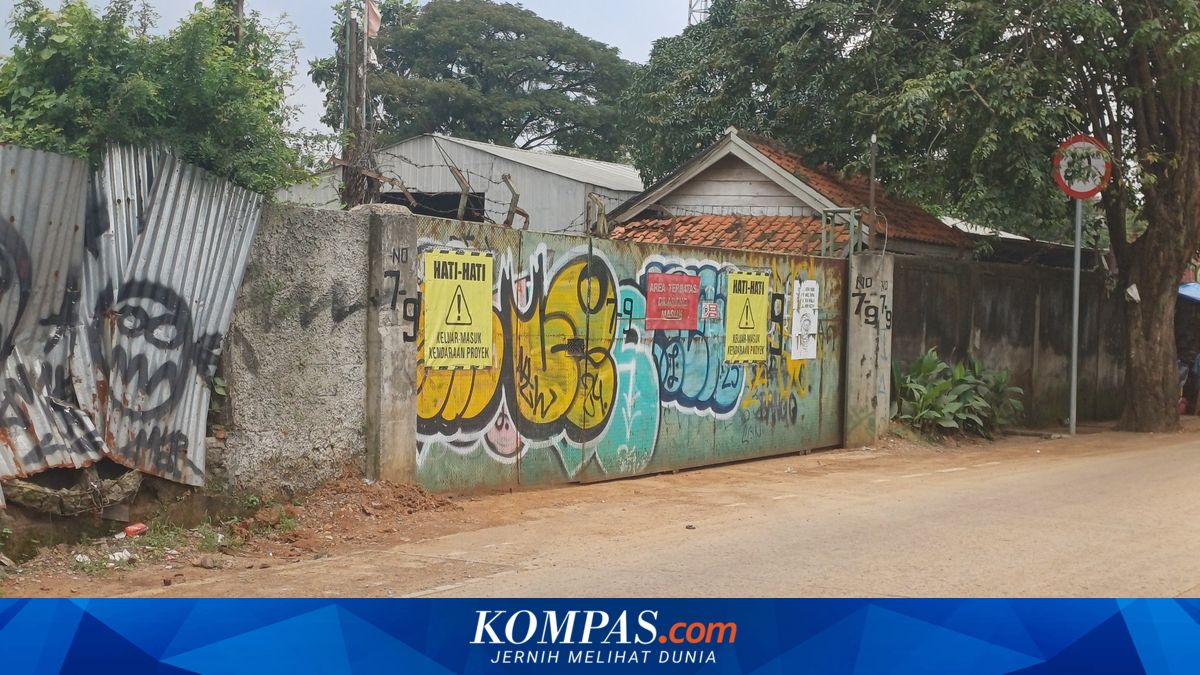 Marunda–Rorotan Road Polluted with Red Soil, Truck Operations Now Restricted