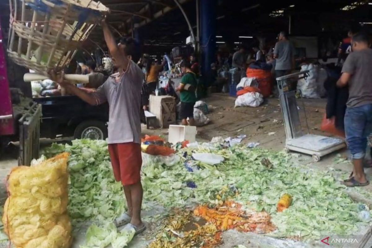 Traders' Turnover at Kramat Jati Main Market Drops 30 Percent Due to Rubbish