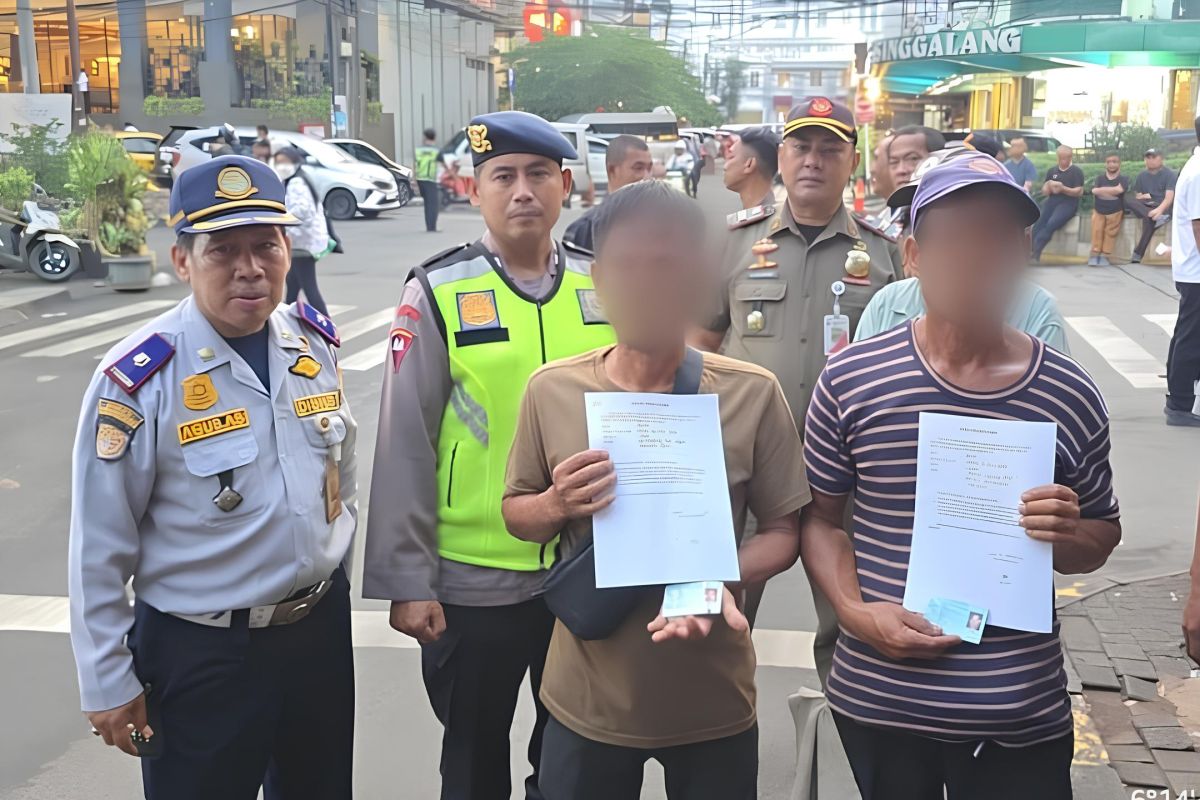 South Jakarta Transport Sub-Department Cracks Down on 10 Illegal Parking Attendants at Blok M Square Parking Lot
