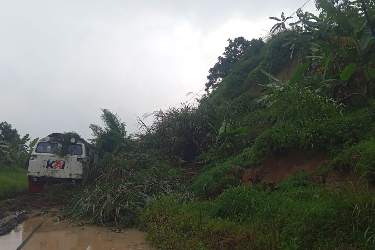 KA Ciremai Semarang-Bandung Journey Completely Halted Due to Landslide