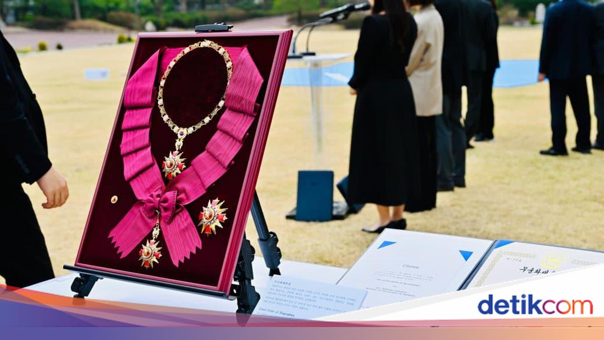 Prabowo Receives 'The Grand Order of Mugunghwa' Award from South Korean President