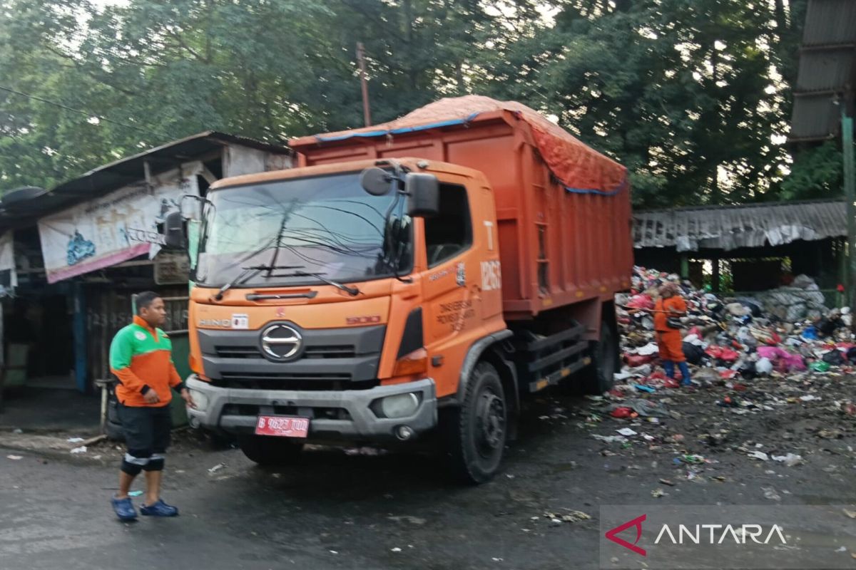 East Jakarta Environmental Agency Clears 110 Tonnes of Waste at Cijantung TPS