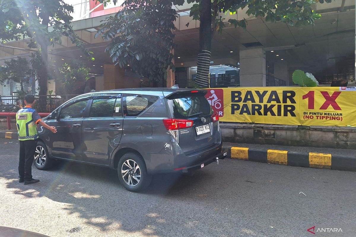 Parking Management Installs Banners Prohibiting Illegal Parking Fees in Blok M