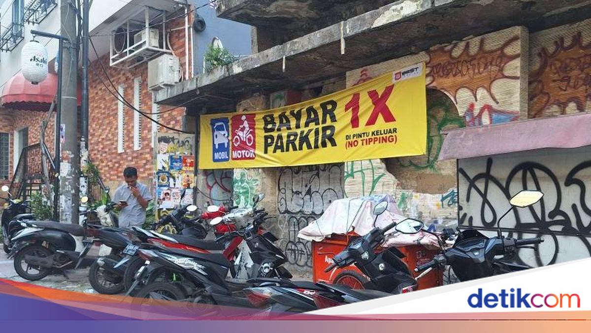 Viral Double Parking Payment at Blok M Square Leads to Crackdown on 10 Illegal Parking Attendants