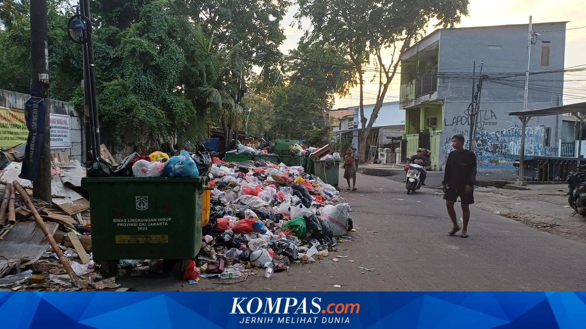 Rubbish in UKA Complex Overflows, Covering Half the Road