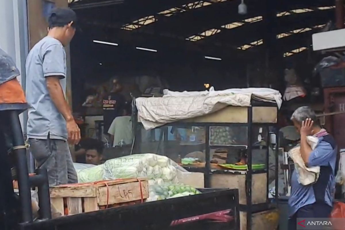 Truck drivers complain of unloading queues at Kramat Jati Market due to rubbish piles