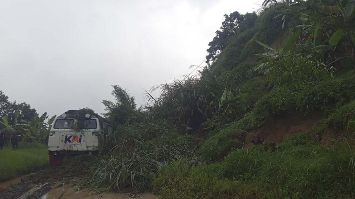 500 Passengers of Ciremai Train Evacuated After Being Trapped by Landslide