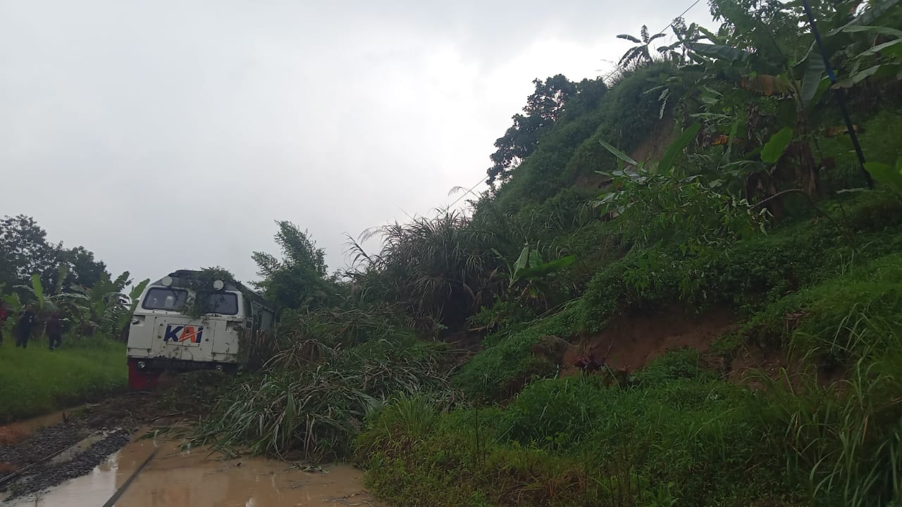 Landslide in Maswati-Sasaksaat Halts Ciremai Train Journey