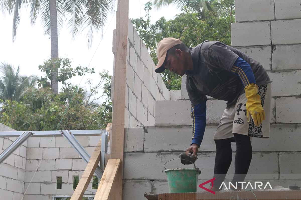 Workers Accelerate Construction of Permanent Housing for Disaster Victims in Bireuen