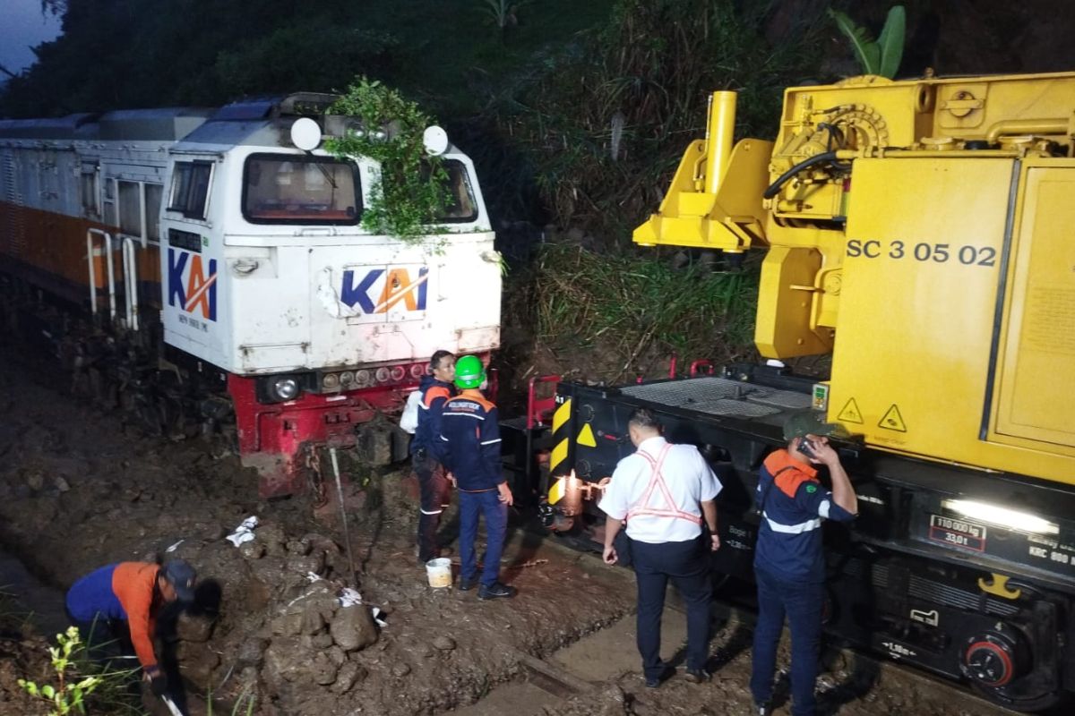 KA Ciremai Passengers Evacuated by Bus Due to Landslide at Maswati-Sasaksaat