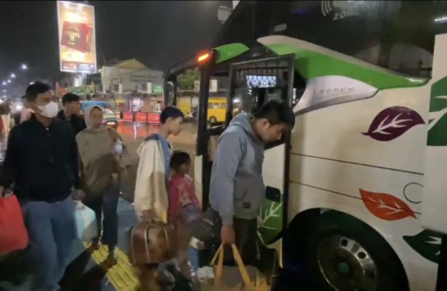 Rail Line Closed Due to Landslide, KAI Redirects Passengers to Buses