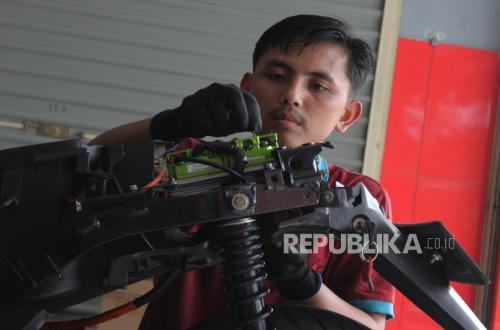 Bahlil Seeks to Accelerate Electric Motorcycle Conversion, IESR Reveals Significant Challenges