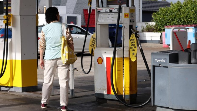Chaos! Petrol Prices in This Indonesian Neighbour Skyrocket to Rp43,300 per Litre