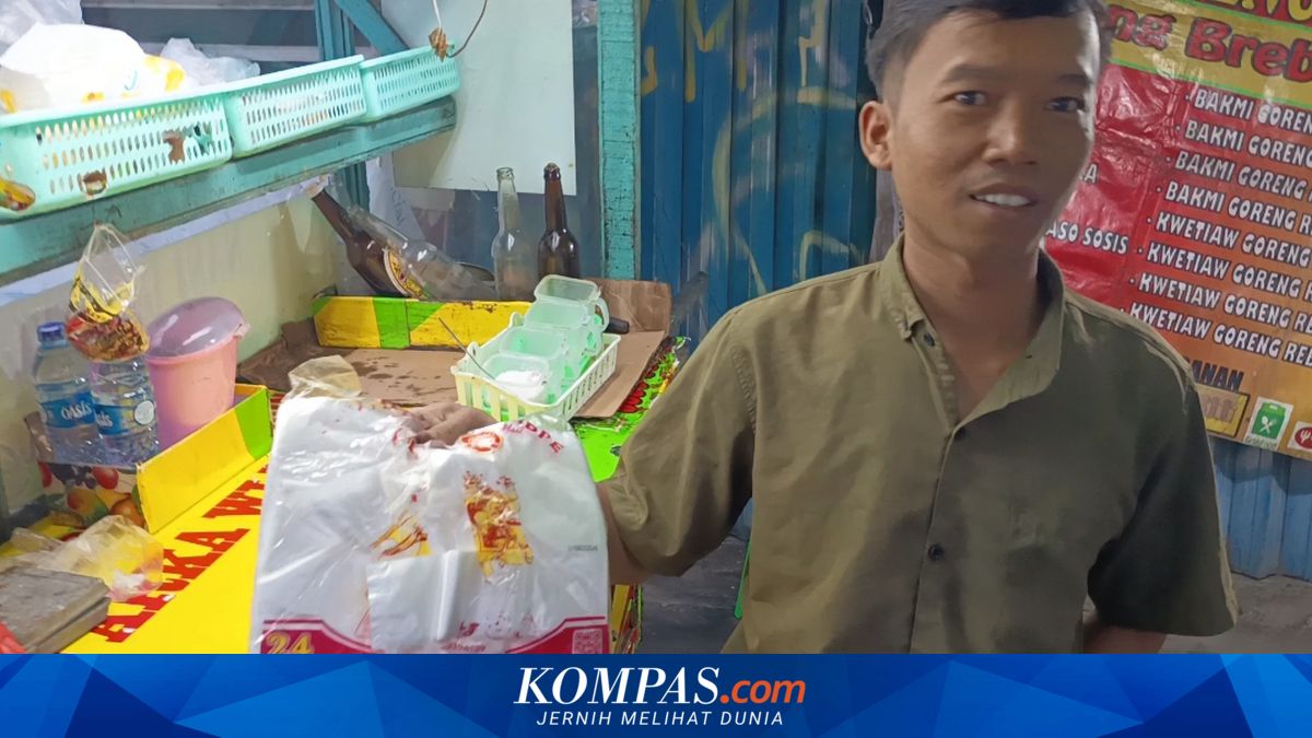 Rising Plastic Prices Squeeze Street Vendors: Profits Down to Rp 500